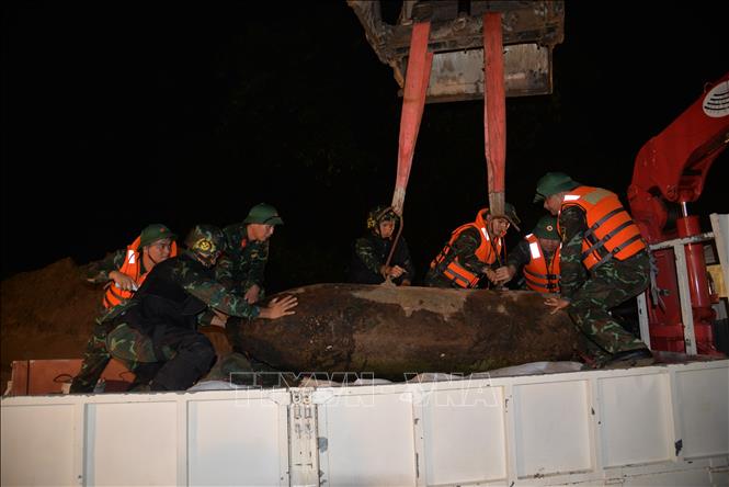 The bombs are safely recovered and transported to designated area. VNA Photo/Photo by courtesy