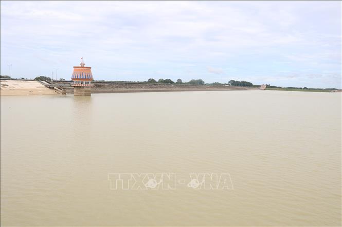 Hồ Dầu Tiếng là hồ nhân tạo lớn nhất Việt Nam, diện tích mặt nước khoảng 270 km2, với dung tích hơn 1,5 tỷ m3. Ảnh: Thanh Tân - TTXVN