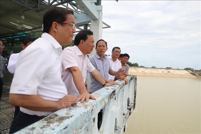 Chủ tịch UBND tỉnh Tây Ninh Nguyễn Văn Út (đứng thứ 2, từ trái sang) khảo sát thực tế tại hồ Dầu Tiếng. Ảnh: Thanh Tân - TTXVN