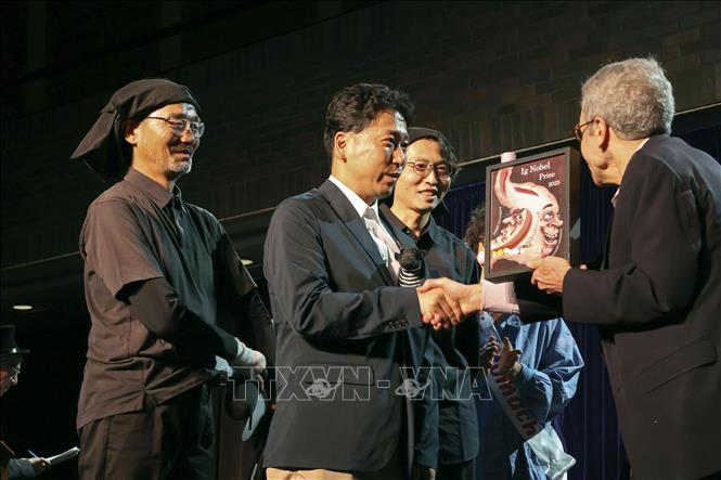 Các nhà khoa học Nhật Bản được tôn vinh với giải lg Nobel 2025 tại lễ trao giải ở Boston (Mỹ) ngày 18/9/2025. Ảnh: Kyodo/TTXVN