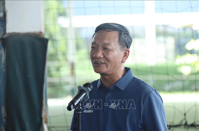 Đại sứ Việt Nam tại Lào Nguyễn Minh Tâm phát biểu khai mạc Giải bóng đá hữu nghị Việt Nam - Lào 2025. Ảnh: Xuân Tú - PV TTXVN tại Lào