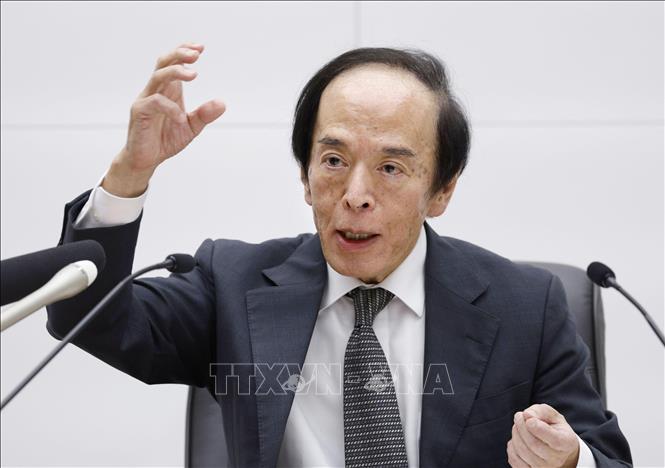 Thống đốc Ngân hàng Trung ương Nhật Bản Kazuo Ueda trong cuộc họp báo công bố quyết định về lãi suất tại Tokyo, ngày 19/9/2025. Ảnh: Kyodo/TTXVN