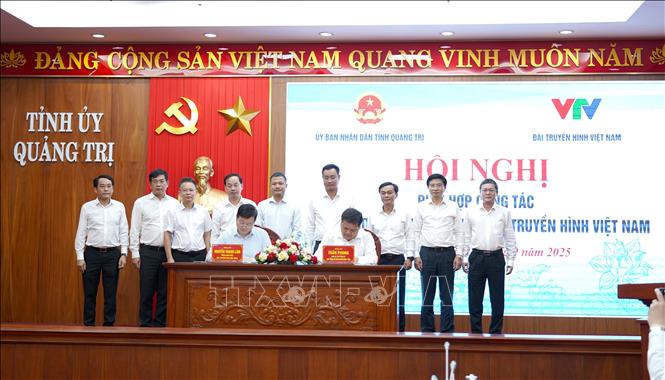  Đại diện lãnh đạo UBND tỉnh Quảng Trị và Đài Truyền hình Việt Nam tiến hành kí kết biên bản phối hợp. Ảnh: Thanh Thuỷ-TTXVN                                                         
