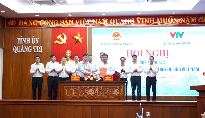  Đại diện lãnh đạo UBND tỉnh Quảng Trị và Đài Truyền hình Việt Nam tiến hành kí kết biên bản phối hợp. Ảnh: Thanh Thuỷ-TTXVN                                                         