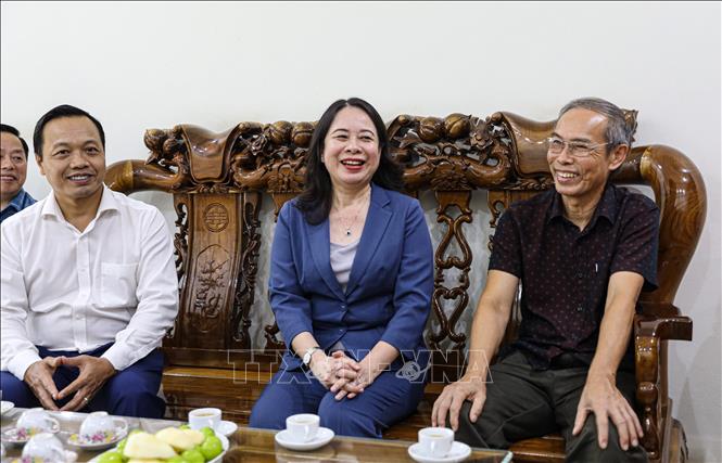 Tại buổi gặp mặt, Phó Chủ tịch nước Võ Thị Ánh Xuân thăm hỏi, động viên thương binh Nguyễn Tiến Dũng. Ảnh: Phan Quân - TTXVN