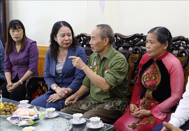 Phó Chủ tịch nước Võ Thị Ánh Xuân đã ân cần hỏi thăm sức khỏe, đời sống đối với gia đình Nguyễn Đình Tâm, phường Điện Biên Phủ. Ảnh: Phan Quân - TTXVN