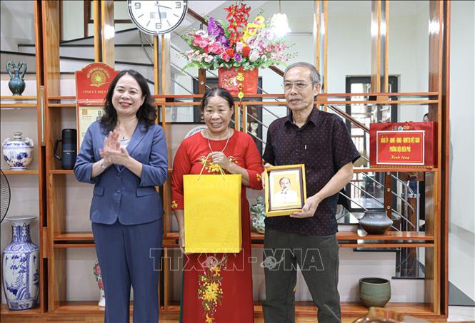 Phó Chủ tịch nước Võ Thị Ánh Xuân thăm hỏi, tặng quà gia đình thương binh Nguyễn Tiến Dũng, phường Điện Biên Phủ.  Ảnh: Phan Quân - TTXVN