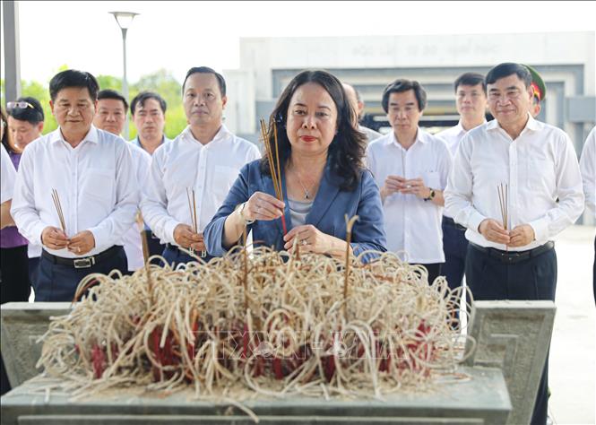 Phó Chủ tịch nước Võ Thị Ánh Xuân đã đến dâng hương tại Đền thờ liệt sỹ chiến trường Điện Biên Phủ. Ảnh: Phan Quân - TTXVN