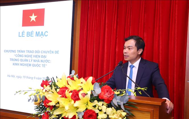 PGS.TS Nguyễn Mạnh Hùng, Phó Giám đốc Học viện Chính trị quốc gia Hồ Chí Minh, Phó Chủ tịch Hội đồng Lý luận Trung ương phát biểu bế mạc. Ảnh: Văn Điệp – TTXVN