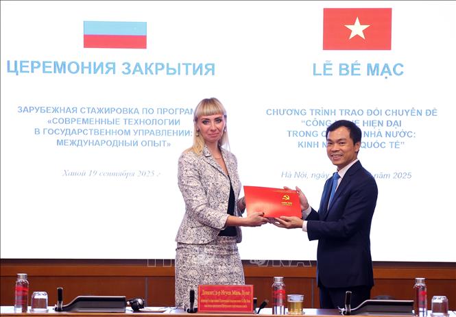 PGS.TS Nguyễn Mạnh Hùng, Phó Giám đốc Học viện Chính trị quốc gia Hồ Chí Minh, Phó Chủ tịch Hội đồng Lý luận Trung ương trao Giấy chứng nhận cho cán bộ lãnh đạo, quản lý trung, cao cấp của Liên bang Nga. Ảnh: Văn Điệp – TTXVN