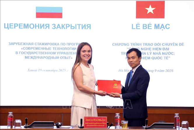 PGS.TS Nguyễn Mạnh Hùng, Phó Giám đốc Học viện Chính trị quốc gia Hồ Chí Minh, Phó Chủ tịch Hội đồng Lý luận Trung ương trao Giấy chứng nhận cho cán bộ lãnh đạo, quản lý trung, cao cấp của Liên bang Nga. Ảnh: Văn Điệp – TTXVN