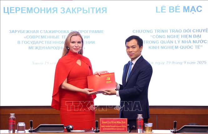 PGS.TS Nguyễn Mạnh Hùng, Phó Giám đốc Học viện Chính trị quốc gia Hồ Chí Minh, Phó Chủ tịch Hội đồng Lý luận Trung ương trao Giấy chứng nhận cho cán bộ lãnh đạo, quản lý trung, cao cấp của Liên bang Nga. Ảnh: Văn Điệp – TTXVN