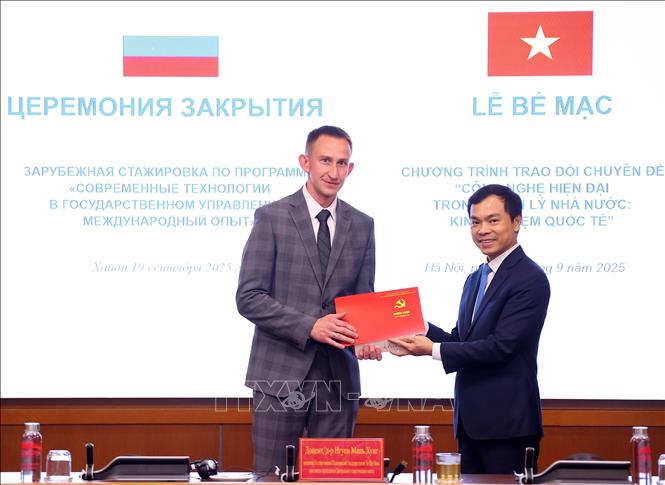 PGS.TS Nguyễn Mạnh Hùng, Phó Giám đốc Học viện Chính trị quốc gia Hồ Chí Minh, Phó Chủ tịch Hội đồng Lý luận Trung ương trao Giấy chứng nhận cho cán bộ lãnh đạo, quản lý trung, cao cấp của Liên bang Nga. Ảnh: Văn Điệp – TTXVN