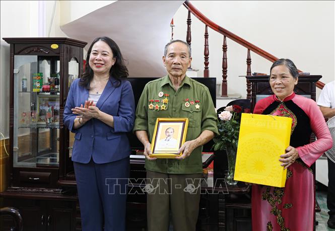 Phó Chủ tịch nước Võ Thị Ánh Xuân thăm hỏi, tặng quà đối với gia đình thương binh Nguyễn Đình Tâm, phường Điện Biên Phủ. Ảnh: Phan Quân - TTXVN