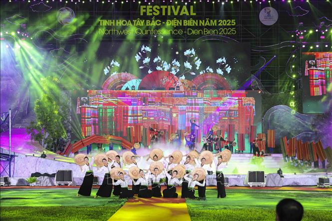 Một tiết mục tại Chương trình nghệ thuật Khai mạc Festival Tinh Hoa Tây Bắc - Điện Biên năm 2025. Ảnh: Xuân Tư – TTXVN