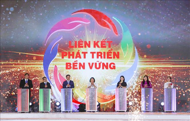 Đại biểu thực hiện nghi thức khai mạc Festival Tinh Hoa Tây Bắc - Điện Biên năm 2025. Ảnh: Xuân Tư – TTXVN