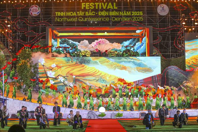 Chương trình nghệ thuật Khai mạc Festival Tinh Hoa Tây Bắc - Điện Biên năm 2025. Ảnh: Xuân Tư – TTXVN