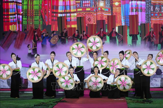 Một tiết mục tại Chương trình nghệ thuật Khai mạc Festival Tinh Hoa Tây Bắc - Điện Biên năm 2025. Ảnh: Xuân Tư – TTXVN