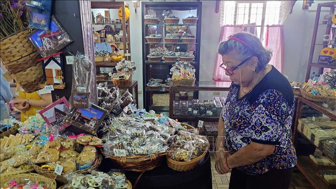 Gian trưng bày sản phẩm của một doanh nghiệp chuyển sản xuất chocolate và bánh kẹo truyền thống của Đức tại Colonia Tovar. Ảnh: Phi Hùng - PV TTXVN tại Mỹ Latinh