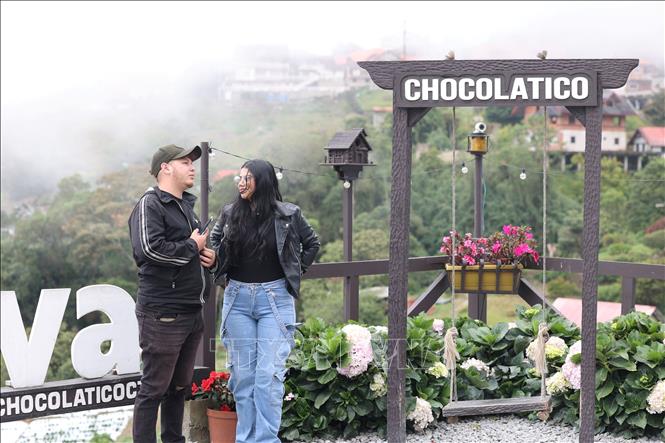 Hai bạn trẻ tại một điểm check - in nổi tiếng tại Colonia Tovar. Ảnh: Phi Hùng - PV TTXVN tại Mỹ Latinh