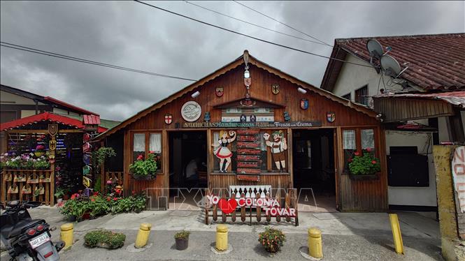 Một con phố nhỏ yên bình với hàng quán, quán cà phê và tiệm bánh mang phong cách châu Âu. Ảnh: Phi Hùng - PV TTXVN tại Mỹ Latinh