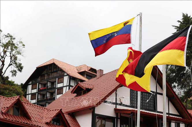 Cờ Đức và cờ Venezuela luôn được treo cạnh nhau tại Colonia Tovar. Ảnh: Phi Hùng - PV TTXVN tại Mỹ Latinh