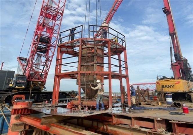 Đơn vị thi công thi công cọc phan nhồi tại Cầu Đại Ngãi 1. Ảnh: Tuấn Phi - TTXVN