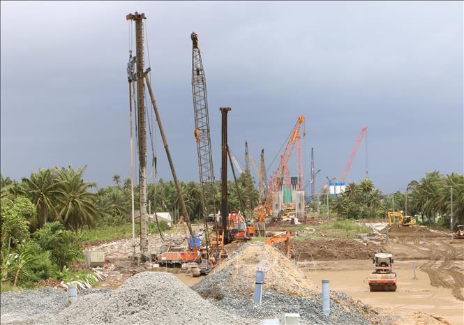 Ban Quản lý dự án 85 (Bộ Xây dựng)đã huy động 42 mũi thi công, 209 thiết bị máy móc tại công trường. Ảnh: Tuấn Phi - TTXVN