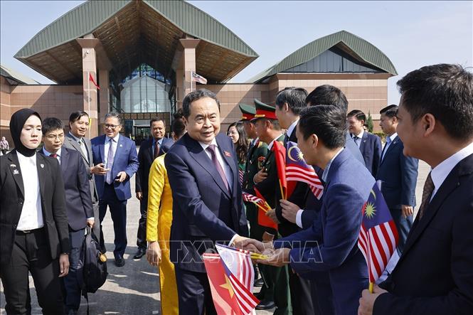 Chủ tịch Thượng viện Malaysia Dato' Awang Bemee Awang Ali Basah tiễn Chủ tịch Quốc hội Trần Thanh Mẫn và Phu nhân. Ảnh: Doãn Tấn/TTXVN