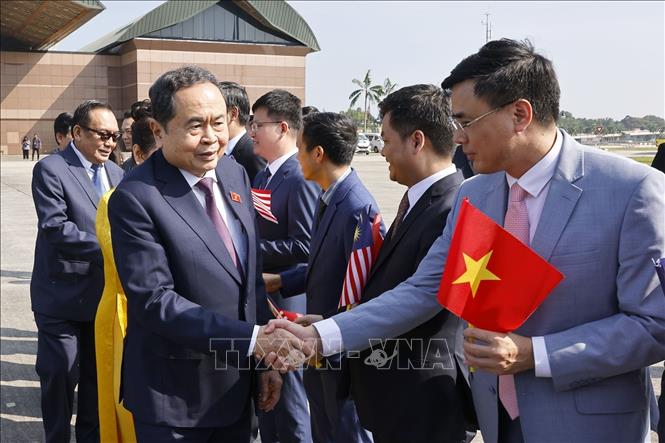 Lễ tiễn Chủ tịch Quốc hội Trần Thanh Mẫn và Phu nhân tại Sân bay quốc tế Bunga Raya Complex, thủ đô KualaLumpur. Ảnh: Doãn Tấn – TTXVN