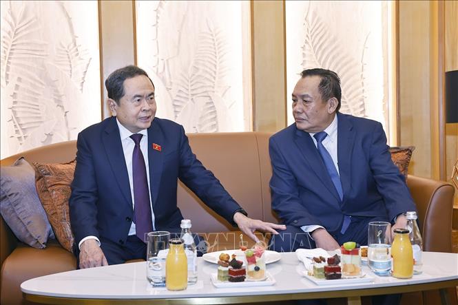 Chủ tịch Thượng viện Malaysia Dato' Awang Bemee Awang Ali Basah tiễn Chủ tịch Quốc hội Trần Thanh Mẫn và Phu nhân. Ảnh: Doãn Tấn/TTXVN