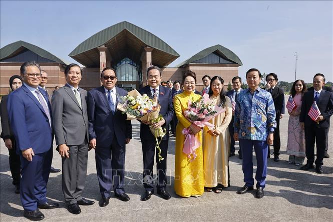 Chủ tịch Thượng viện Malaysia Dato' Awang Bemee Awang Ali Basah tiễn Chủ tịch Quốc hội Trần Thanh Mẫn và Phu nhân. Ảnh: Doãn Tấn/TTXVN