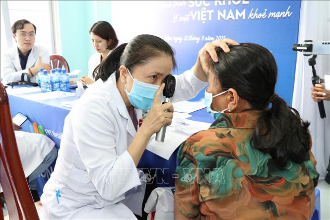 Bác sĩ thăm khám cho người dân. Ảnh: Thanh Hòa- TTXVN