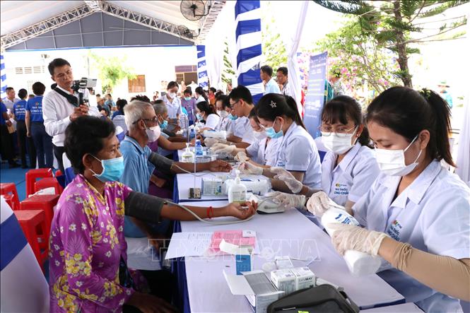 Đo huyết áp cho người dân. Ảnh: Thanh Hòa- TTXVN