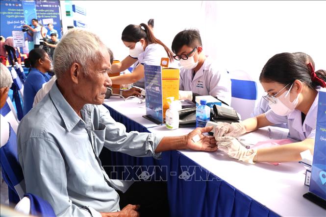 Kiểm tra đường huyết cho người dân. Ảnh: Thanh Hòa- TTXVN