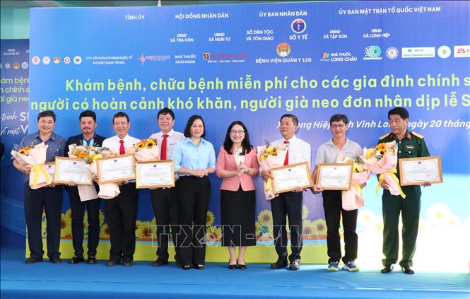 Lãnh đạo Sở Y tế, Sở Dân tộc và Tôn giáo tỉnh Vĩnh Long cám ơn các đơn vị hỗ trợ chương trình. Ảnh: Thanh Hòa- TTXVN