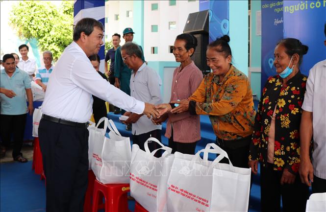 Lãnh đạo tỉnh trao quà cho bà con Khmer. Ảnh: Thanh Hòa- TTXVN