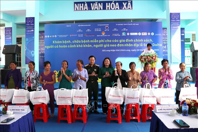 Lãnh đạo tỉnh trao quà cho bà con Khmer. Ảnh: Thanh Hòa- TTXVN