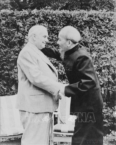 Năm 1957, chuyến thăm của Chủ tịch Hồ Chí Minh tới Cộng hòa Dân chủ Đức đã đánh dấu mốc quan trọng, đặt nền móng cho mối quan hệ hữu nghị sâu sắc giữa hai đất nước. Trong ảnh: Chủ tịch Hồ Chí Minh thăm Chủ tịch Wilhelm Pieck trong chuyến thăm CHDC Đức (25/7/1957). Ảnh: TTXVN