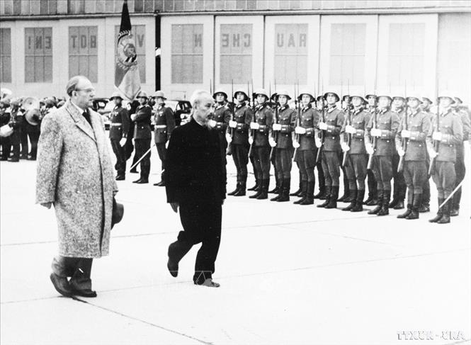 Năm 1957, chuyến thăm của Chủ tịch Hồ Chí Minh tới Cộng hòa Dân chủ Đức đã đánh dấu mốc quan trọng, đặt nền móng cho mối quan hệ hữu nghị sâu sắc giữa hai đất nước. Trong ảnh:  Lễ đón Chủ tịch Hồ Chí Minh cùng Đoàn đại biểu Đảng và Chính phủ Việt Nam thăm CHDC Đức (25/7/1957). Ảnh: TTXVN