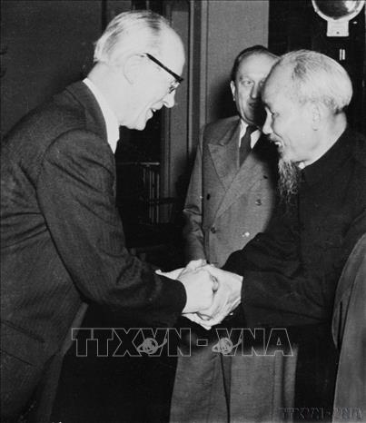 Chủ tịch Quốc hội CHDC Đức J.Dieckmann đón Chủ tịch Hồ Chí Minh trong chuyến thăm Đức (26/7/1957). Ảnh: TTXVN