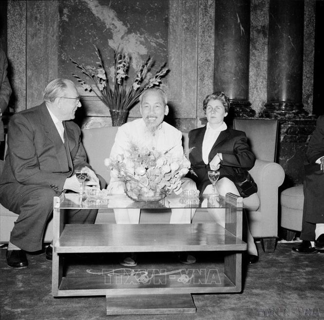 Chủ tịch Hồ Chí Minh tiếp Thủ tướng CHDC Đức Otto Grotewohl trong chuyến thăm Việt Nam (17/1/1959). Ảnh: TTXVN
