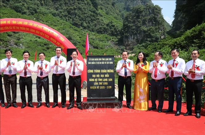 Gắn biển công trình chào mừng Đại hội đại biểu Đảng bộ tỉnh Lạng Sơn lần thứ XVIII, nhiệm kỳ 2025 - 2030. Ảnh: Văn Đạt - TTXVN