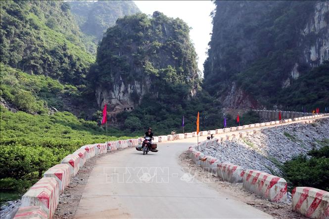Với con đường mới, người dân xã Vạn Linh chở na ra Quốc lộ 1 A thuộc địa bàn xã Chi Lăng (Lạng Sơn) giao cho khách chỉ còn 8 km thay vì đi qua con đường độc đạo qua Đèo Bén như trước đây khoảng 25 km. Ảnh: Văn Đạt - TTXVN