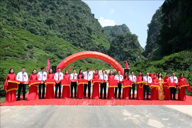 Lãnh đạo tỉnh Lạng Sơn và đại diện các xã cắt băng khánh thành tuyến đường. Ảnh: Văn Đạt - TTXVN