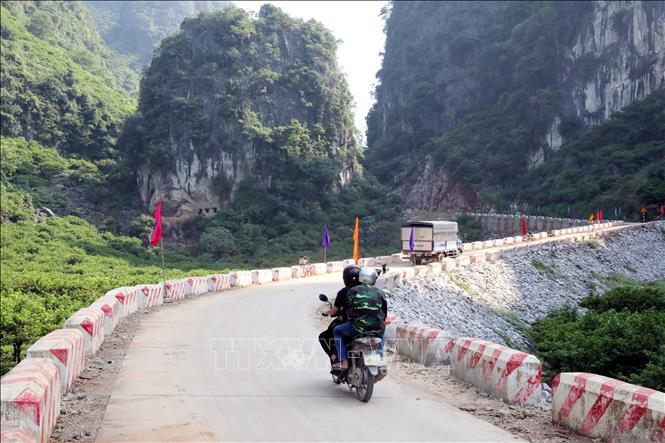 Tuyến đường xuyên núi đá từ xã Chi Lăng đến xã Vạn Linh, tỉnh Lạng Sơn tạo điều kiện thuận lợi để phát triển giao thương, đi lại. Ảnh: Văn Đạt - TTXVN