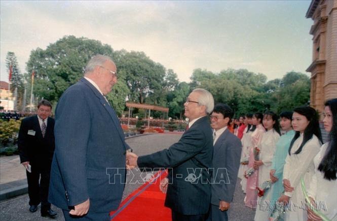 Thủ tướng Võ Văn Kiệt đón Thủ tướng CHLB Đức Helmut Kohl thăm chính thức Việt Nam (Hà Nội, 17/11/1995). Ảnh: Minh Đạo - TTXVN

