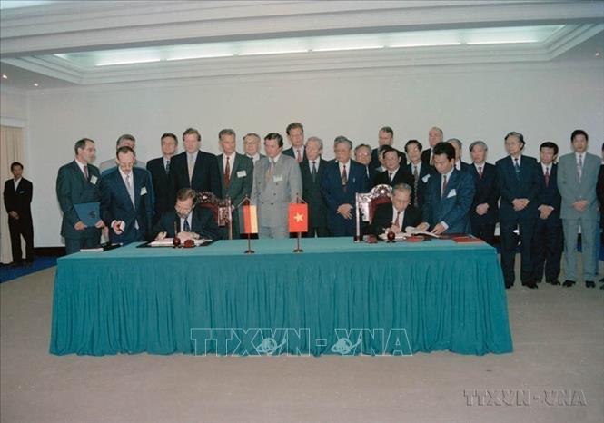 Nhân chuyến thăm chính thức Việt Nam của Thủ tướng Đức Helmut Kohl tháng 11/1995, hai nước đã ký các văn kiện hợp tác kinh tế và tránh đánh thuế 2 lần. Ảnh: Minh Đạo - TTXVN