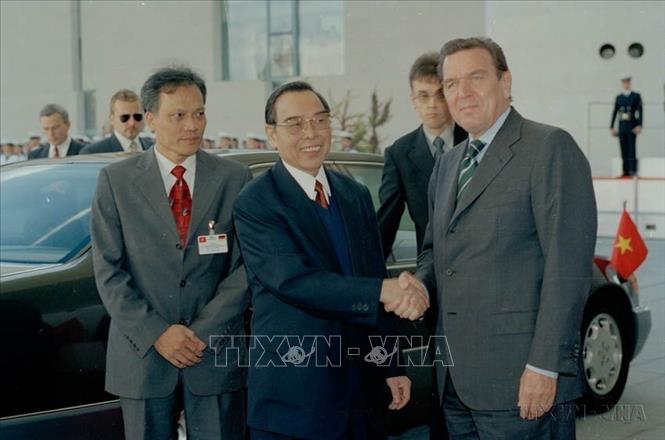 Thủ tướng Đức Gerhard Schröder đón Thủ tướng Phan Văn Khải thăm chính thức CHLB Đức, tháng 10/2001. Ảnh: Thế Thuần - TTXVN