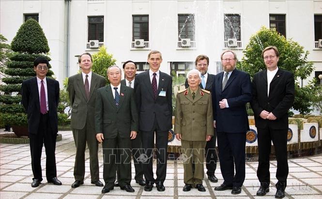 Đại tướng Võ Nguyên Giáp gặp mặt Chủ tịch Hạ viện CHLB Đức Wolfgang Thierse trong chuyến thăm Việt Nam (2001). Ảnh: Đức Tám – TTXVN